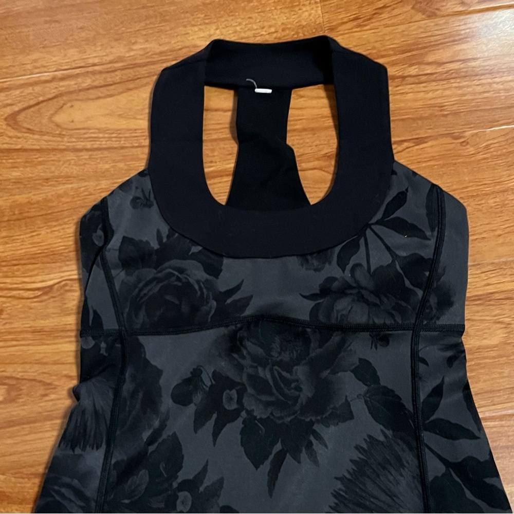 Lululemon Size 4 Scoop Neck Raceback Workout Tank Top - Picture 6 of 7